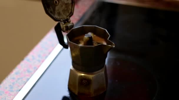 Zeitraffer Der Mokka Kaffeemaschine Auf Herd — Stockvideo