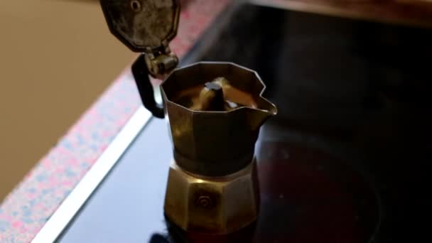 Invertire time-lapse di moka pentola fare il caffè sul fornello in cucina 5 sec — Video Stock