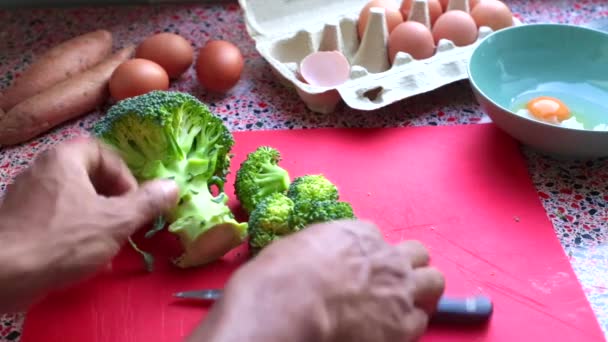 Close Man Cutting Broccoli Kitchen Sec — Stock Video