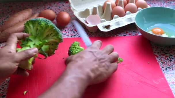 Fechar Homem Cortando Brócolis Cozinha Seg — Vídeo de Stock