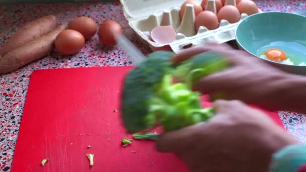 Langzame Beweging Van Persoon Die Broccoli Snijplank Keuken Plaatst — Stockvideo