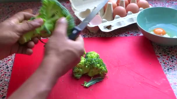 キッチンのまな板にブロッコリーを切る人の時間経過 — ストック動画