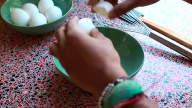 Şef, öğle yemeğinde omlet yapmak için kasede yumurta kırıyor. 30 saniye.