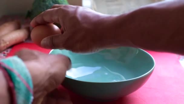 Primo Piano Dell Uomo Che Rompe Uovo Una Ciotola Cucina — Video Stock