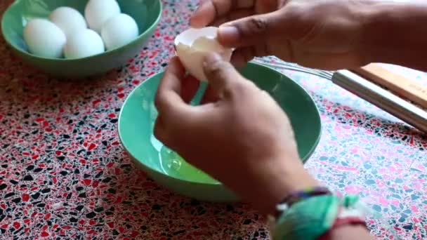 Omgekeerde Chef Kok Breekt Eieren Een Kom Omelet Maken Bij — Stockvideo