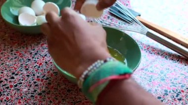 Akşam yemeğinde omlet yapmak için kasede yumurta kıran ters şef. 15 saniye.