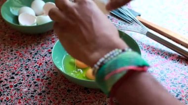 Akşam yemeğinde omlet yapmak için kasede yumurta kıran ters şef. 30 saniye.