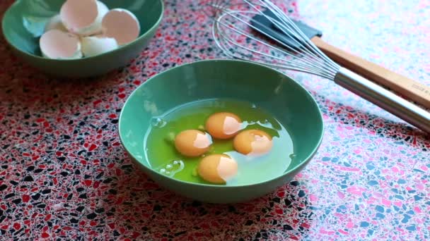 倒装厨师把鸡蛋倒入碗中 在午餐时间做煎蛋卷 10秒 — 图库视频影像