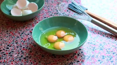 Kahvaltıda yumurta kıran şefin yavaş hareketi.