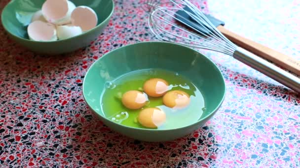 Slow Motion Van Chef Kok Breken Eieren Voor Het Ontbijt — Stockvideo