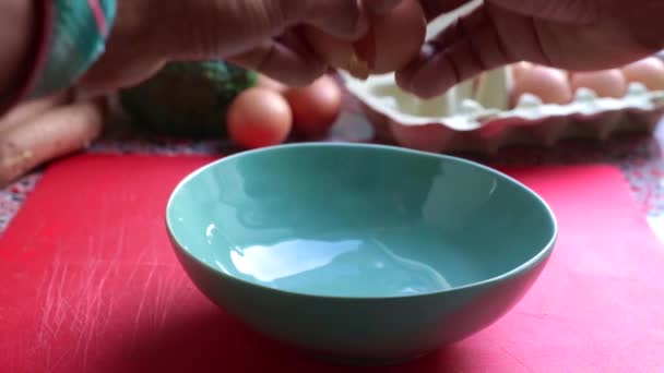 Slow Motion Kock Bryta Ägg Till Frukost — Stockvideo