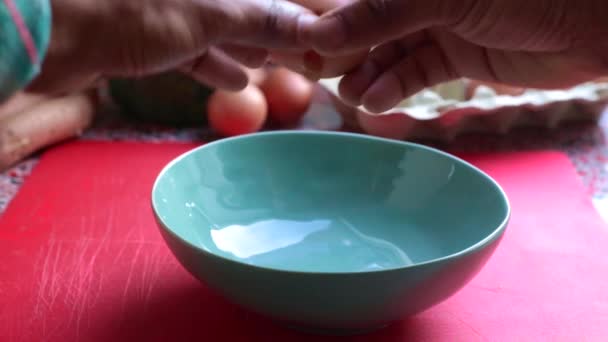 Zeitlupe Koch Zerbricht Eier Zum Frühstück — Stockvideo