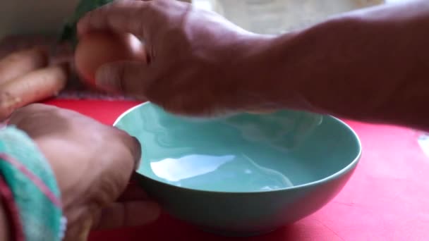 Cámara Lenta Del Chef Rompiendo Huevos Para Desayuno — Vídeos de Stock