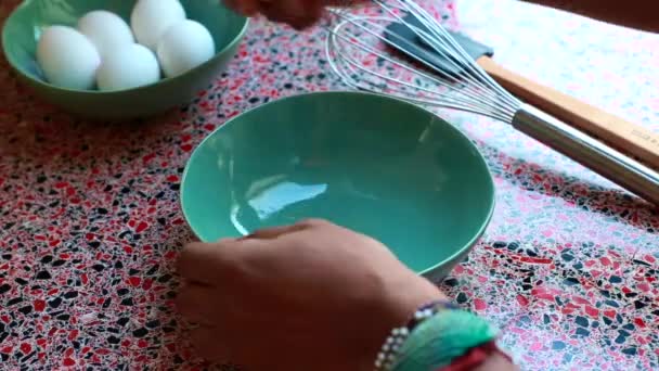 Cámara Lenta Del Chef Rompiendo Huevos Para Desayuno — Vídeos de Stock