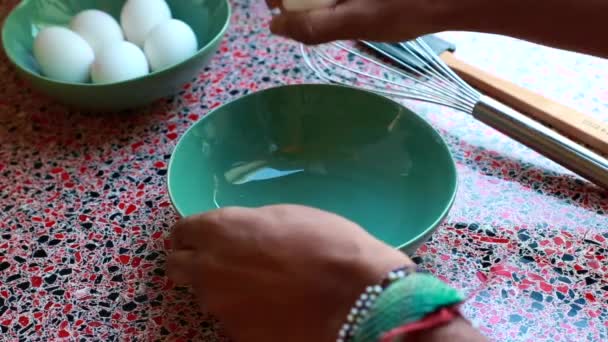 Медленное Движение Повара Разбивающего Яйца Завтрак — стоковое видео