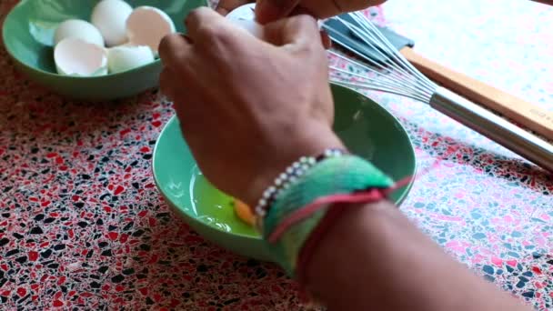 Медленное Движение Повара Разбивающего Яйца Завтрак — стоковое видео
