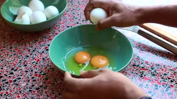 Появилось Видео Повар Разбивает Яйца Завтрак — стоковое видео
