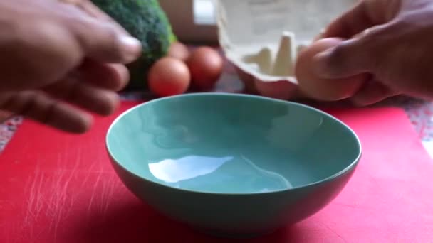 朝食のための卵を壊すシェフのタイムラプスビデオ — ストック動画