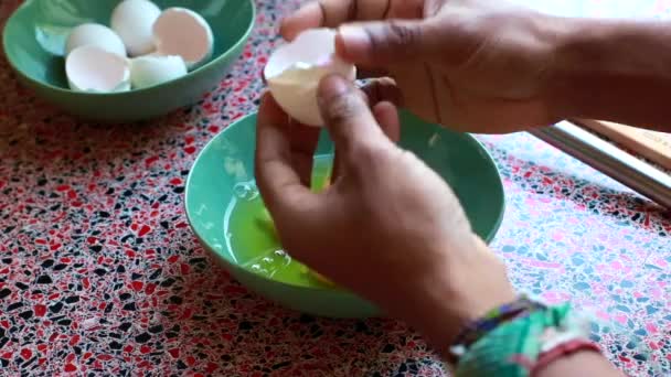 Time Lapse Video Van Chef Kok Brekende Eieren Voor Het — Stockvideo