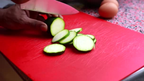 Großaufnahme Vom Koch Der Veganes Essen Der Küche Zubereitet — Stockvideo