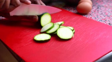 Mutfakta yemek hazırlayan kişinin yavaş çekim videosu.