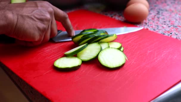 Vídeo Câmera Lenta Pessoa Preparando Comida Cozinha — Vídeo de Stock