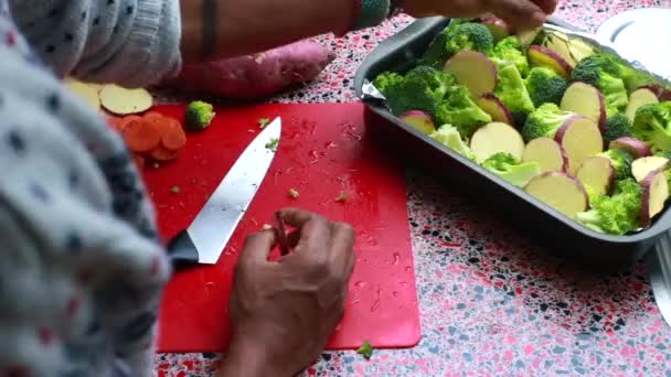 Zbliżenie Szefa Kuchni Przygotowuje Dania Wegańskie Kuchni Porze Lunchu — Wideo stockowe