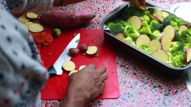 Mutfakta sağlıklı vejetaryen yemeği hazırlayan şefin üst görüntüsü.