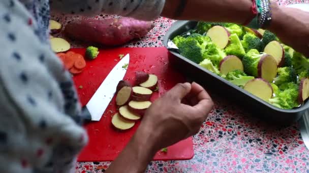 Ovanifrån Kock Som Förbereder Hälsosam Vegansk Maträtt Köket — Stockvideo