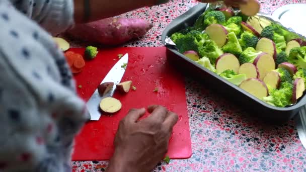 Mutfakta Sağlıklı Vejetaryen Yemeği Hazırlayan Şefin Üst Görüntüsü — Stok video