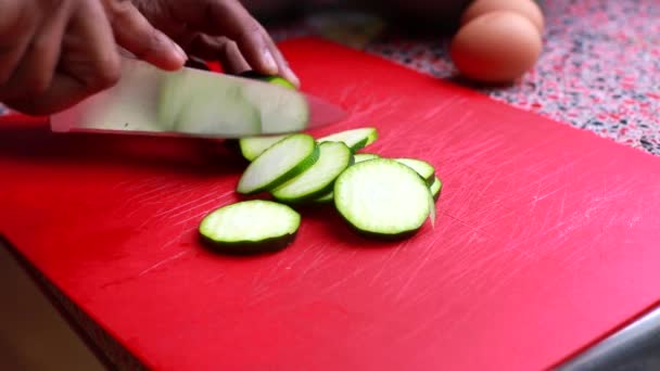 Slow Motion Video Van Chef Kok Snijden Courgette Snijplank Keuken — Stockvideo