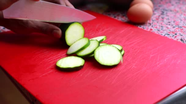 Zeitlupenvideo Von Person Die Der Mittagsküche Zucchini Auf Schneidebrett Hackt — Stockvideo