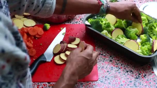 キッチンでビーガン料理を作るシェフのスローモーションビデオ — ストック動画