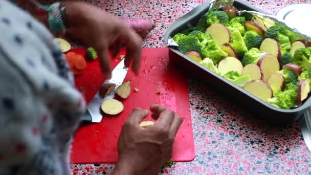 キッチンで健康食品を作る男のスローモーションビデオ — ストック動画