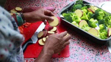 Şefin evde vegan yemeği hazırlarken ki yavaş çekim videosu.