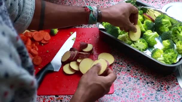Video Rallentatore Chef Che Prepara Piatti Vegani Casa — Video Stock