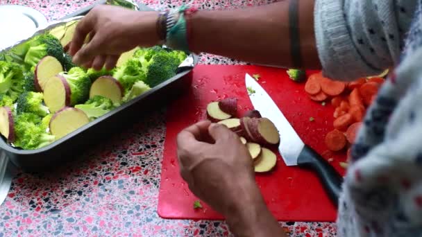 요리를 집에서 준비하는 요리사의 — 비디오