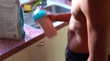 Sabahları evde milkshake yapan bir adama yakın dur.