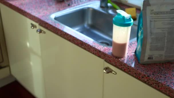 Sabahları Evde Milkshake Yapan Bir Adama Yakın Dur — Stok video