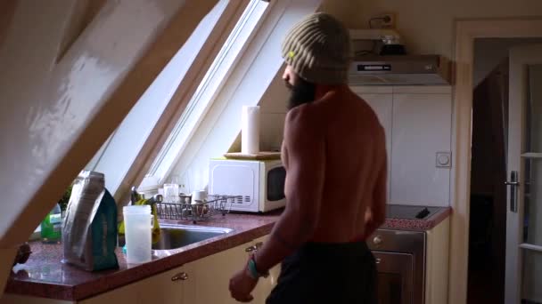 Gros Plan Homme Maison Faisant Trembler Matin — Video