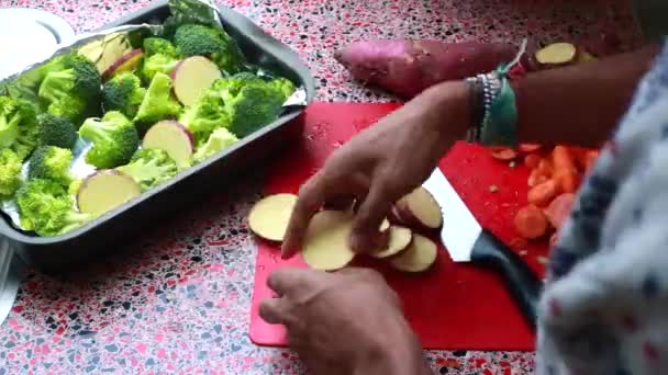 집에서 점심을 만드는 사람의 — 비디오
