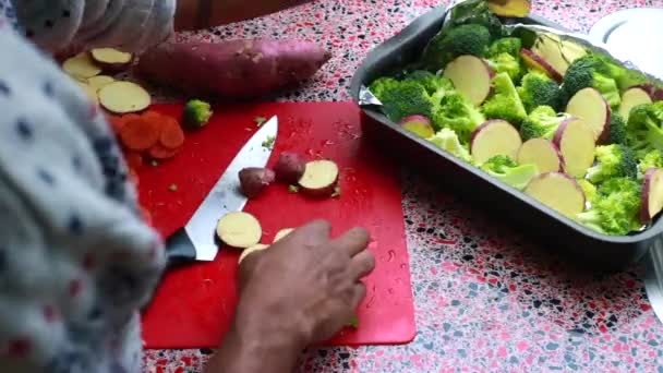 男人在家里做素食午餐的时间间隔 — 图库视频影像