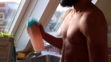 Mutfakta protein içeceği hazırlayan zinde bir adam. 15 saniye.