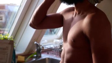 Mutfakta protein içeceği hazırlayan zinde bir adam. 15 saniye.