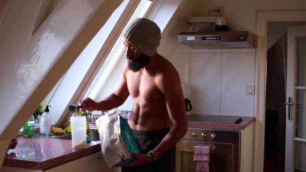 Близько Підходящого Чоловіка Робить Білковий Струс Кухні Сек — стокове відео
