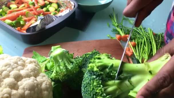 Närbild Kock Hackning Broccoli För Vegan Maträtt — Stockvideo