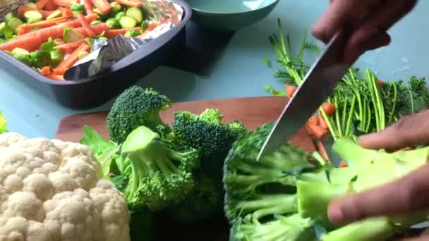 Primer Plano Del Chef Picando Brócoli Para Plato Vegano — Vídeo de stock
