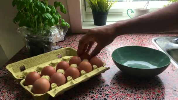 Nsanın Evde Omlet Yapmaya Hazırlanmasına Yakın — Stok video