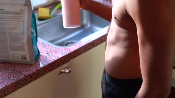 Νεαρός Άνδρας Που Κάνει Τυρόγαλα Στο Σπίτι Για Πρωινό — Αρχείο Βίντεο