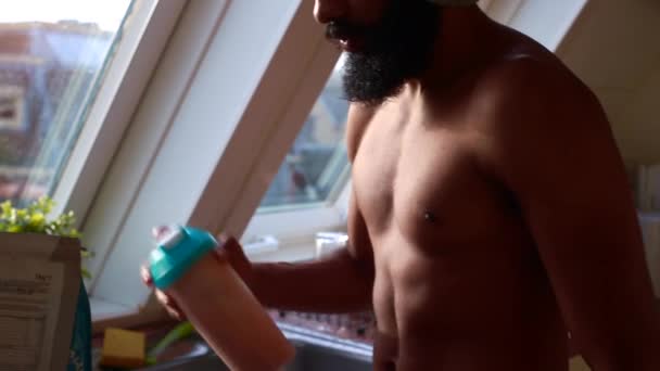 Macho Joven Haciendo Batido Suero Casa Para Desayuno — Vídeos de Stock